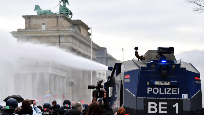 Forțele de ordine din Berlin au folosit tunuri de apă pentru a îi dispersa pe protestatari.