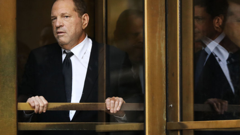 Harvey Weinstein pozat printr-o ușă rotativă