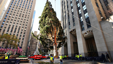Val de ironii față de bradul „chel” care simbolizează Crăciunul la New York