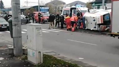 O ambulanță s-a răsturnat în București.