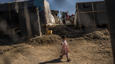 copil care se plimba printr-o tabra de migranti din grecia