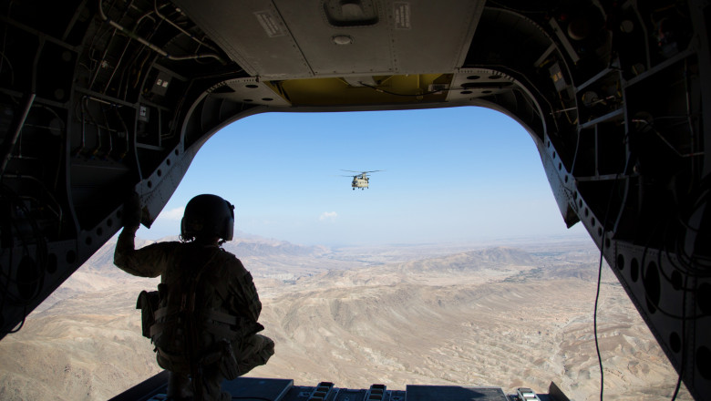 Militar american priveşte din elicopter deşertul din Afganistan