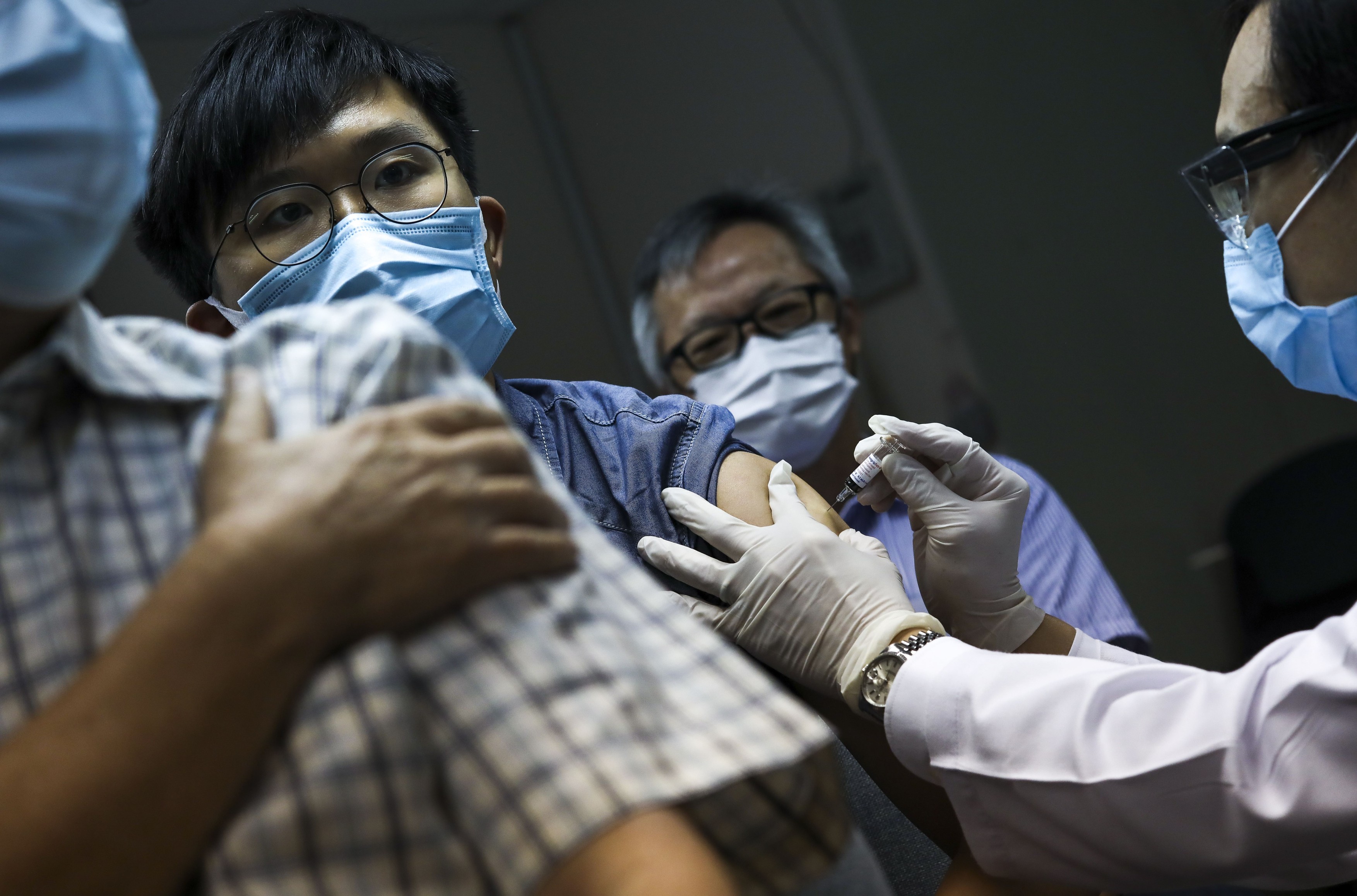 OMS spune că persoanele vaccinate trebuie să poarte în continuare mască și să se distanțeze. Care este motivul