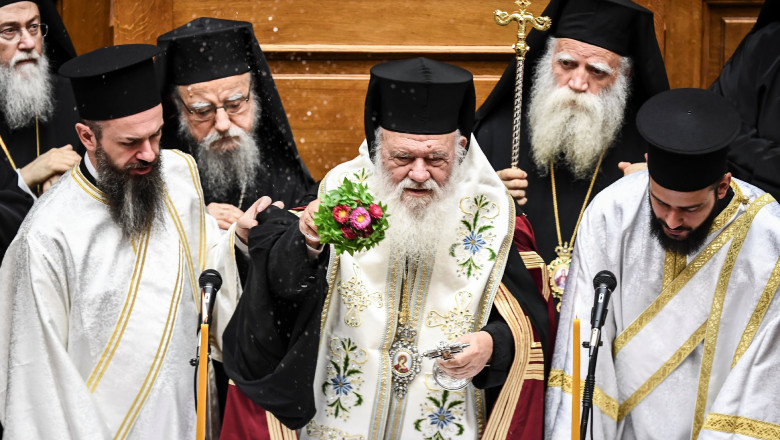 arhiepiscopul Ieronim, patriarhul Bisericii Ortodoxe a Greciei în cadrul unei slujbe religioase