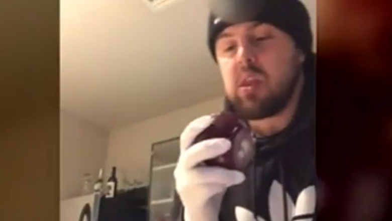 Un bărbat se filmează în timp ce mănâncă ceapă și nu-i simte gustul