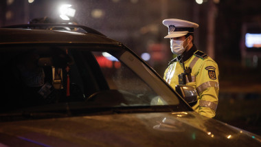 Un polițist verifică documentele unui șofer.