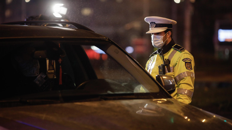 Un polițist verifică documentele unui șofer.