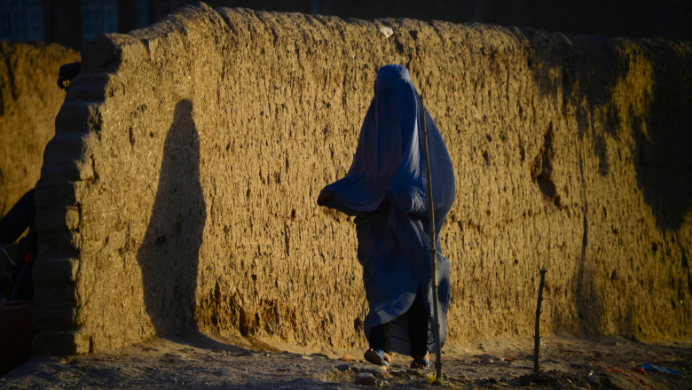 femeie afgana in burqa