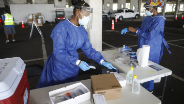 Două asistente medicale din statul american Florida participă la testarea pentru Covid-19.
