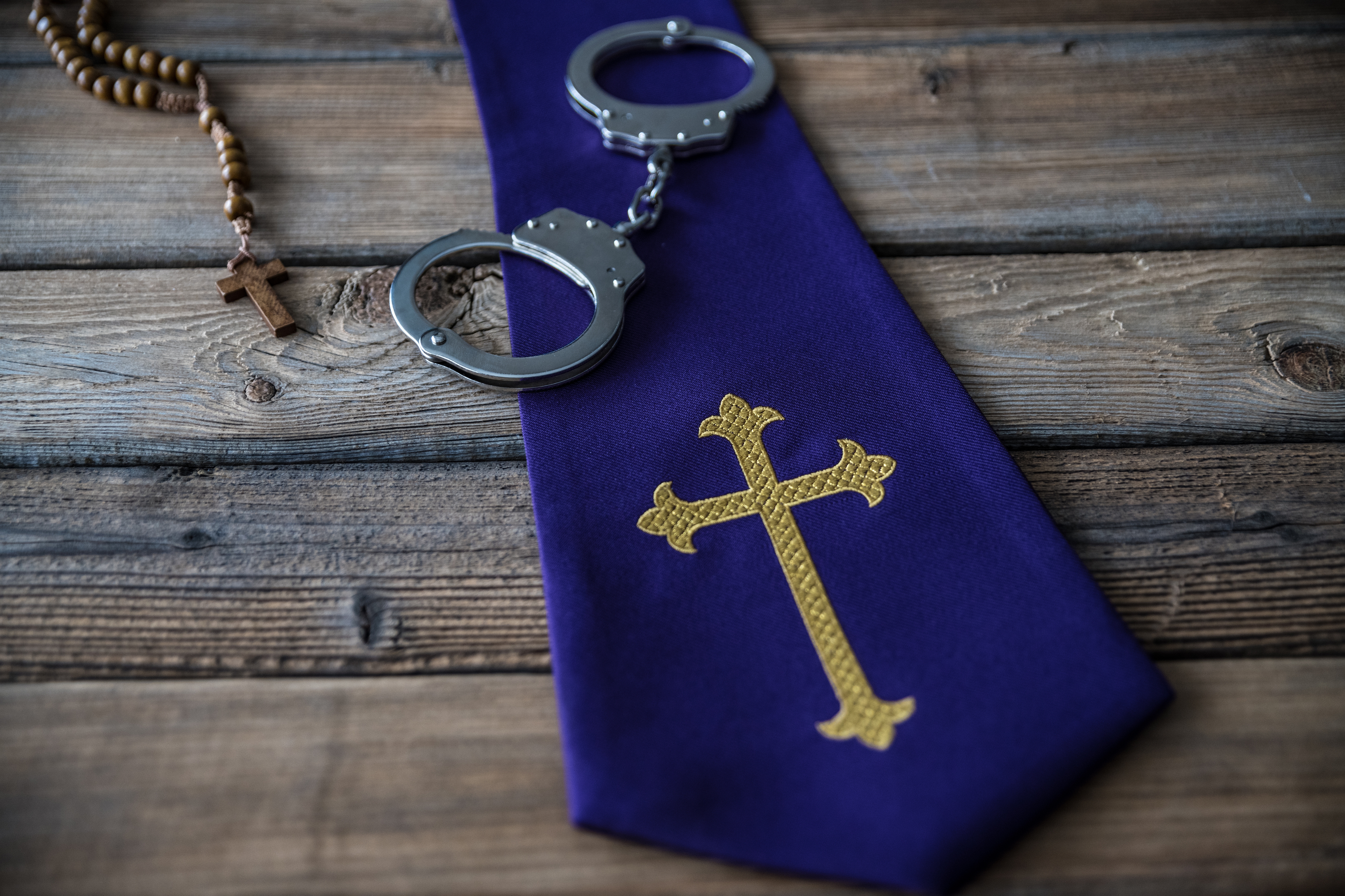 O investigație independentă zguduie din nou Biserica Catolică - 3000 de pedofili descoperiți în rândurile preoților francezi