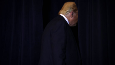 Donald Trump părăsește scena, pozat din spate