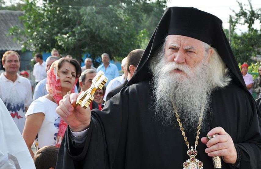ÎPS Calinic, Arhiepiscopul Sucevei şi Rădăuţilor, a fost dus de urgență la spital