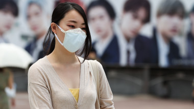 O femeie japoneză poartă mască de protecție în timpul pandemiei de coronavirus.