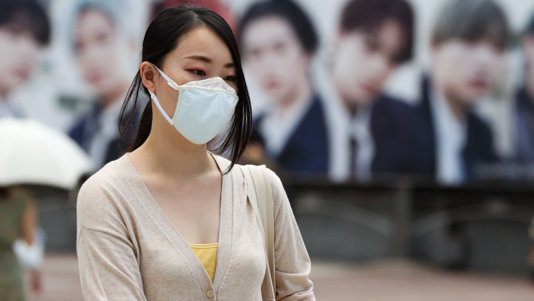 O femeie japoneză poartă mască de protecție în timpul pandemiei de coronavirus.