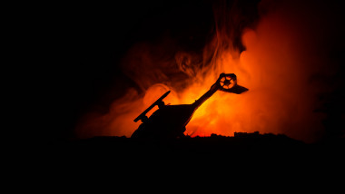 O ilustrație a unui elicopter prăbușit în flăcări