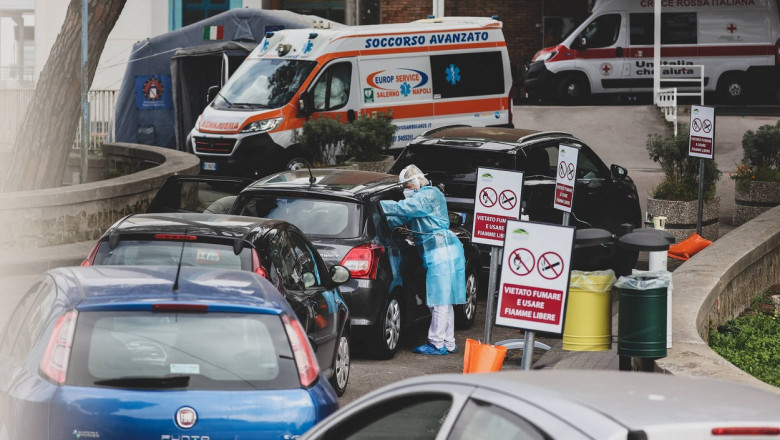 Pasagerii sunt tratați în mașini, în timp ce așteaptă și 24 de ore un loc liber în spitalul din Cotugno, Italia