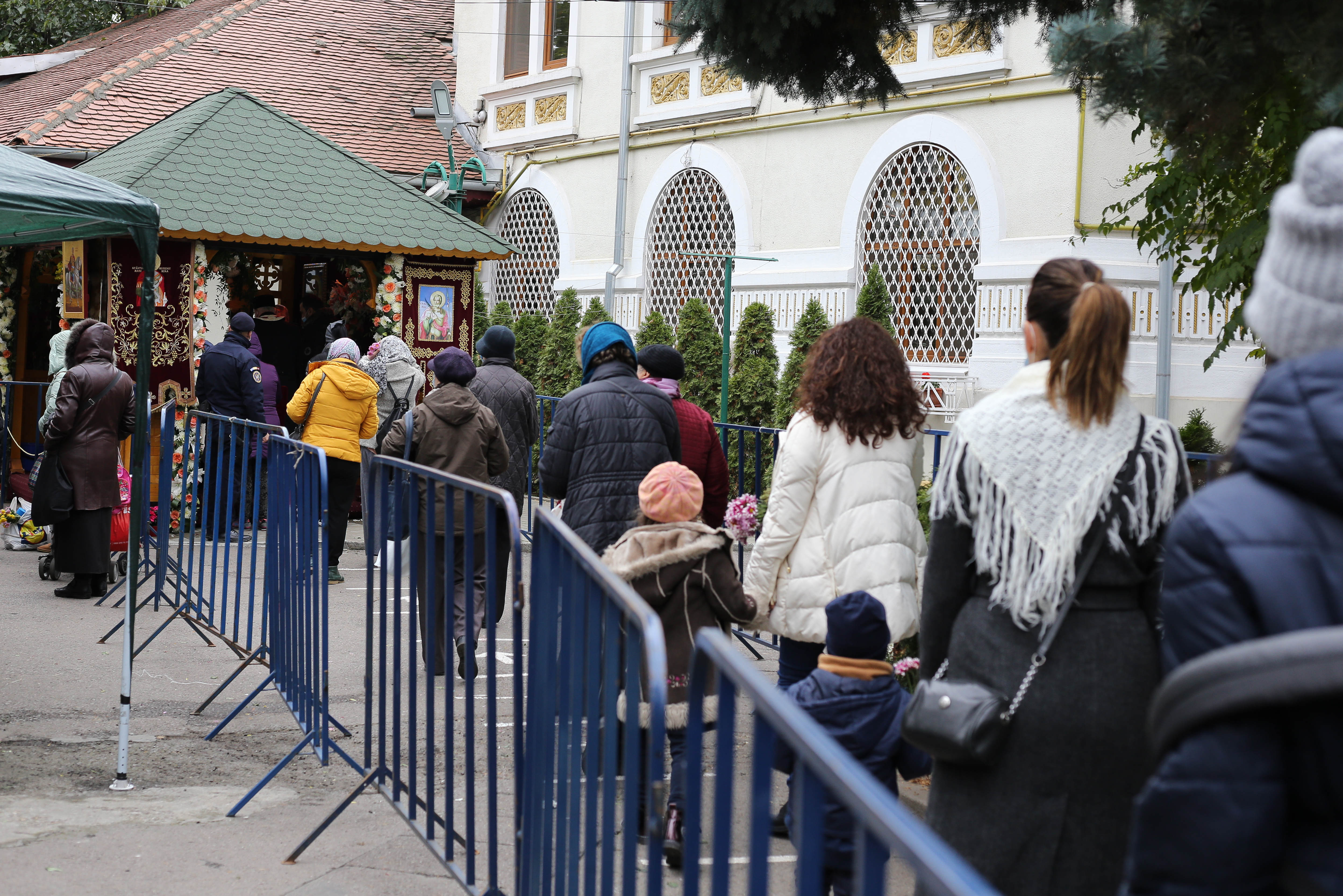 De ce nu se cere certificat verde în biserică. Arafat: Activitatea religioasă s-a considerat esențială, ca mersul la alimentară