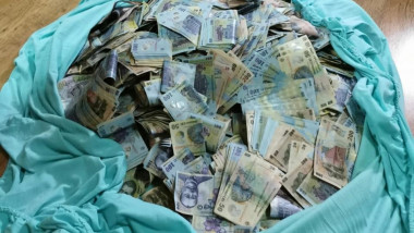 Bani găsiți într-un cearșaf în casa unui dealer de droguri