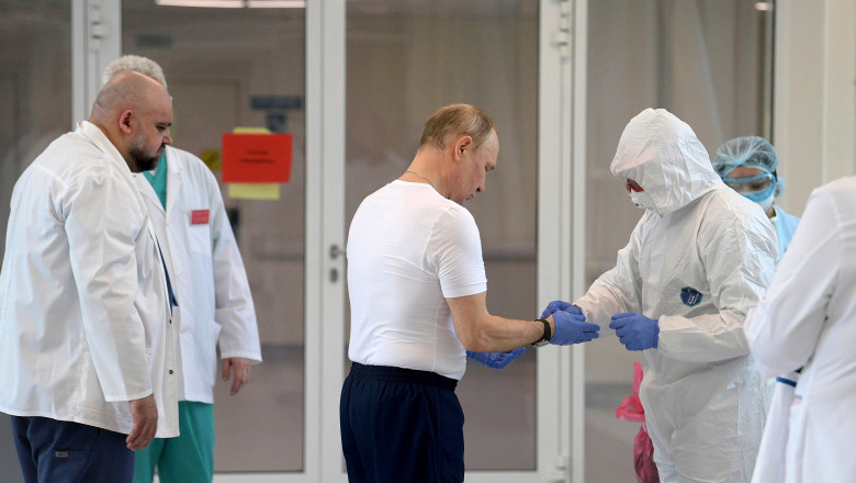preşedintele Rusiei, Vladimir Putin, în timpulu vizitării unui spital COVID în apropiere de Moscova