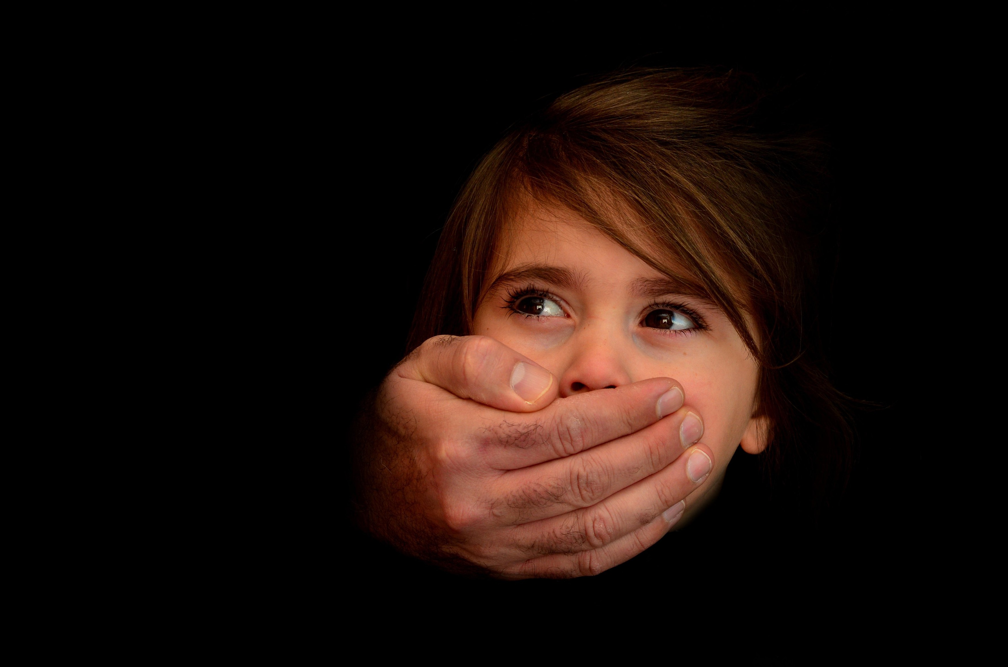 200.000 de apeluri la 119 pentru a sesiza abuzuri, din ianuarie 2022. Intotero spune că foarte multe agresiuni se petrec în familie