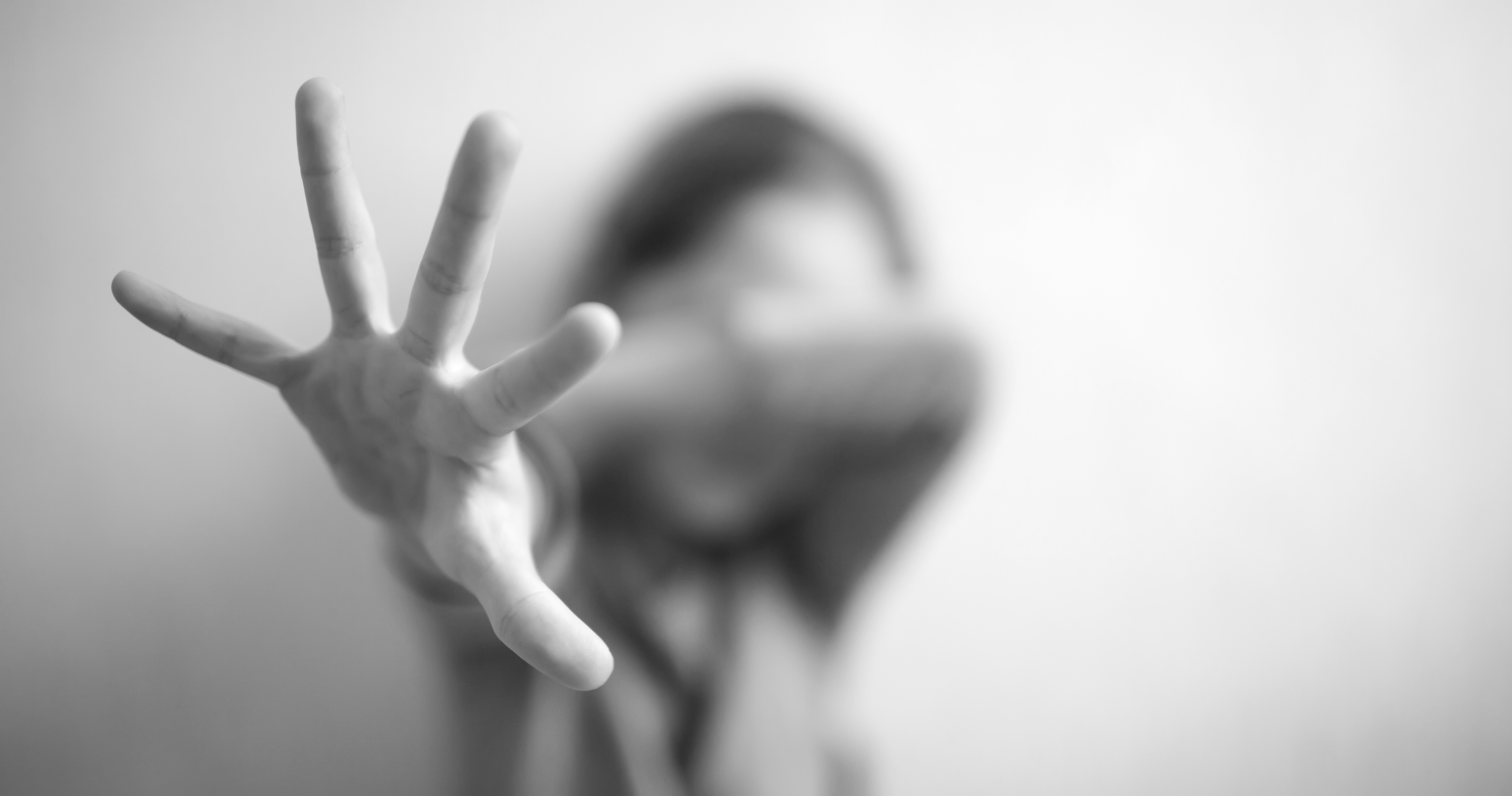 Adolescentă din Bihor, sechestrată și obligată să se prostitueze timp de șase săptămâni. Doi suspecți, arestați
