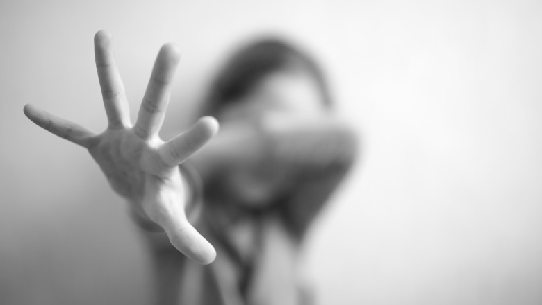 VIDEO  Adolescentă din Bihor, sechestrată și obligată să se prostitueze timp de șase săptămâni. Doi suspecți, arestați