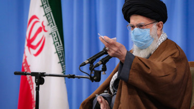 ayatollahul ali khamenei cu masca