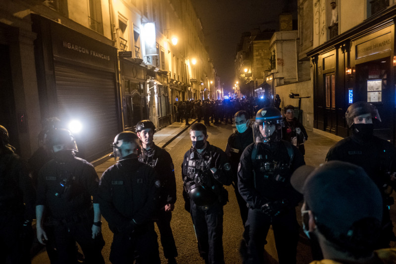 bătaie între poliPoliţişti francezi în timpul dispersării unei tabere de migranţi din centrul Parisului