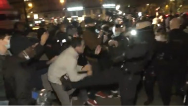 violenţe ale poliţiei franceze în timpul unui protest al migranţilor la Paris