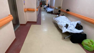 Pacienți așezați pe holurile Institutului Matei Balș din lipsă de locuri