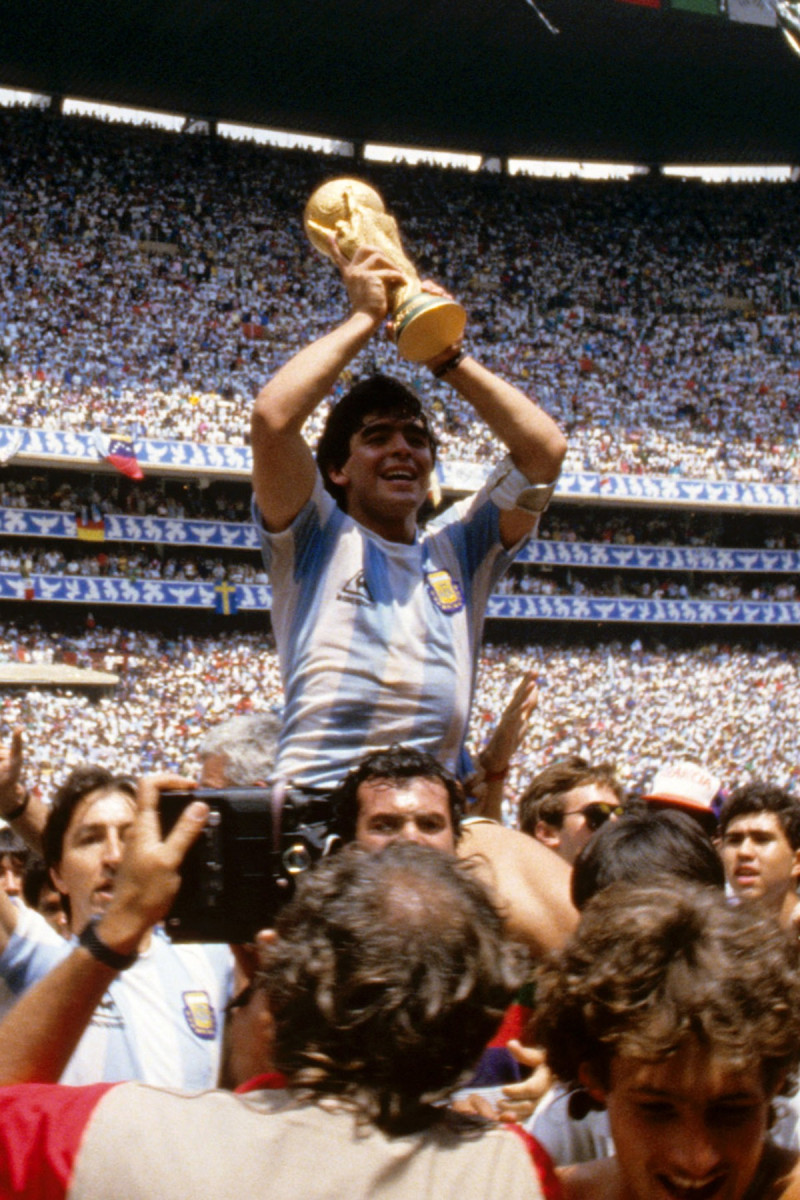 Maradona ridică trofeul Cupei Mondiale, după câștigarea cu Argentina a Campionatului Mondial 1986 din Mexic