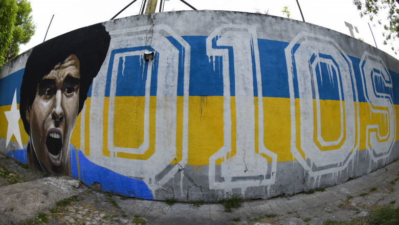 Maradona, pictat pe un zid alături de cuvântul „Dios” (rom.: Dumnezeu)