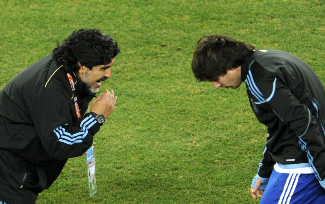 Diego Maradona îi dă indicaţii lui Lionel Messi pe terenul de fotbal în 2010