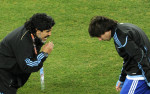 Diego Maradona îi dă indicaţii lui Lionel Messi pe terenul de fotbal în 2010