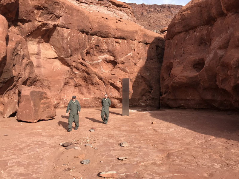 monolit metalic descoperit în deșertul Utah, SUA