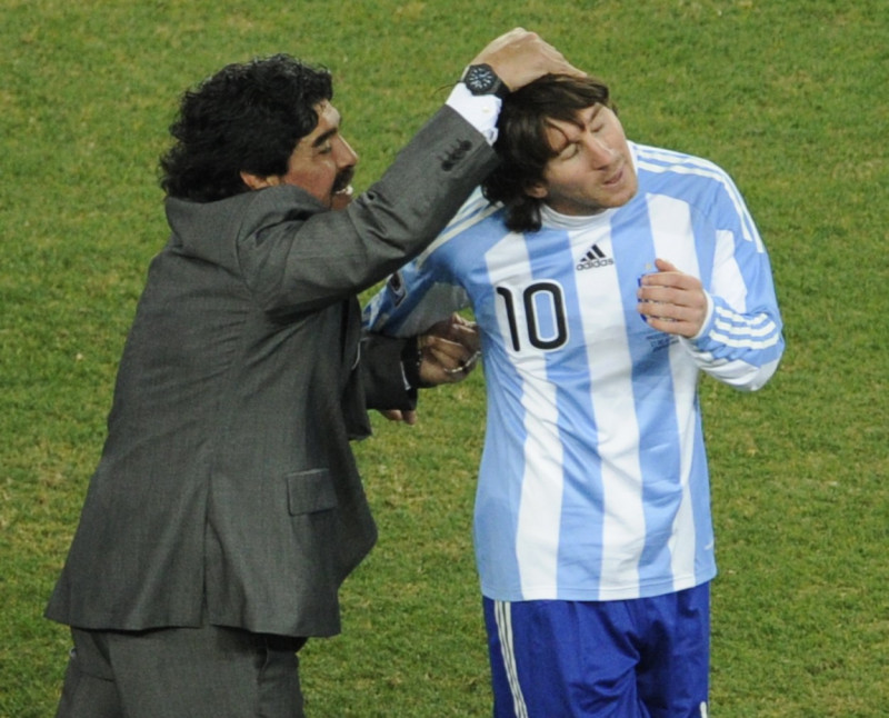 Diego Maradona ridică părul lui Lionel Messi în timpul meciului de fotbal din Cupa Mondială din Africa de Sud din 2010