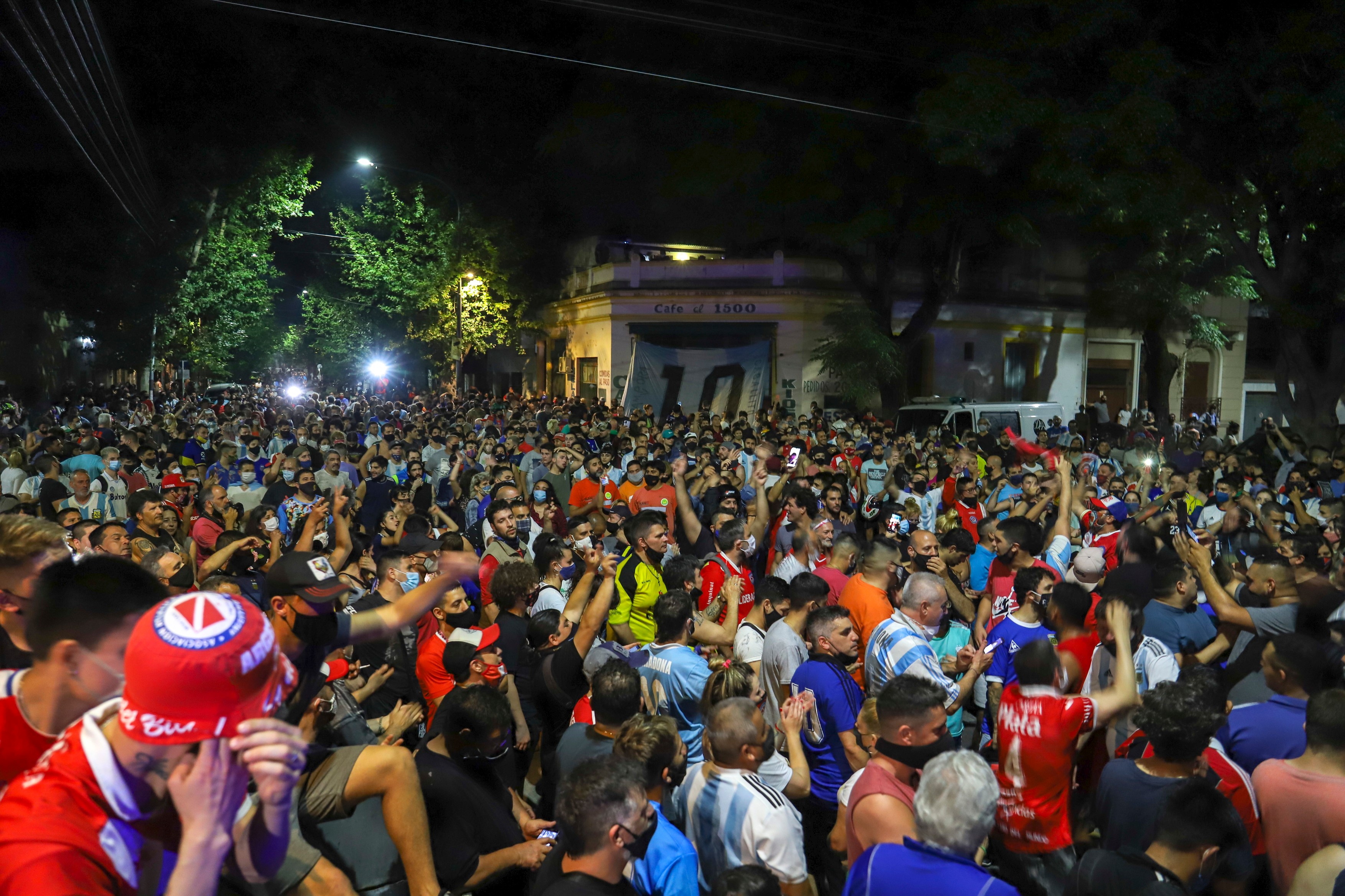 VIDEO. Mii de oameni s-au adunat de la 6 dimineața, la palatul prezidențial din Buenos Aires, unde a fost depus sicriul cu Maradona