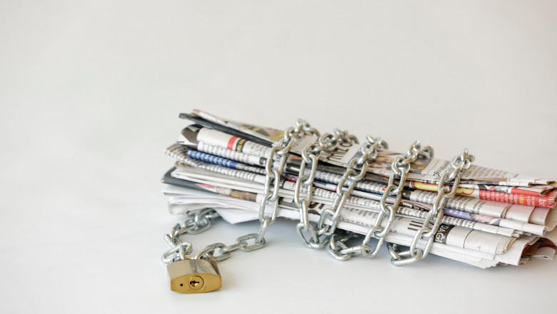 ziare prinse într-un lanț