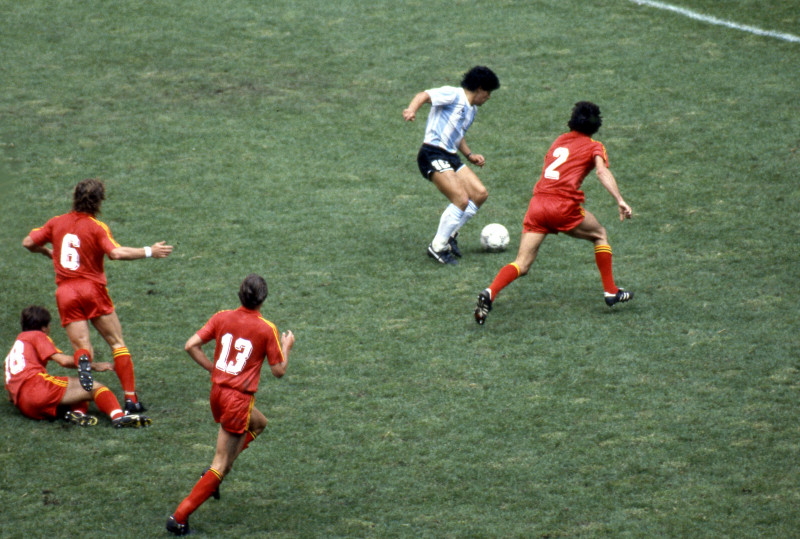 Maradona driblează jumătate din echipa Belgiei la Campionatul Mondial din Mexic 1986