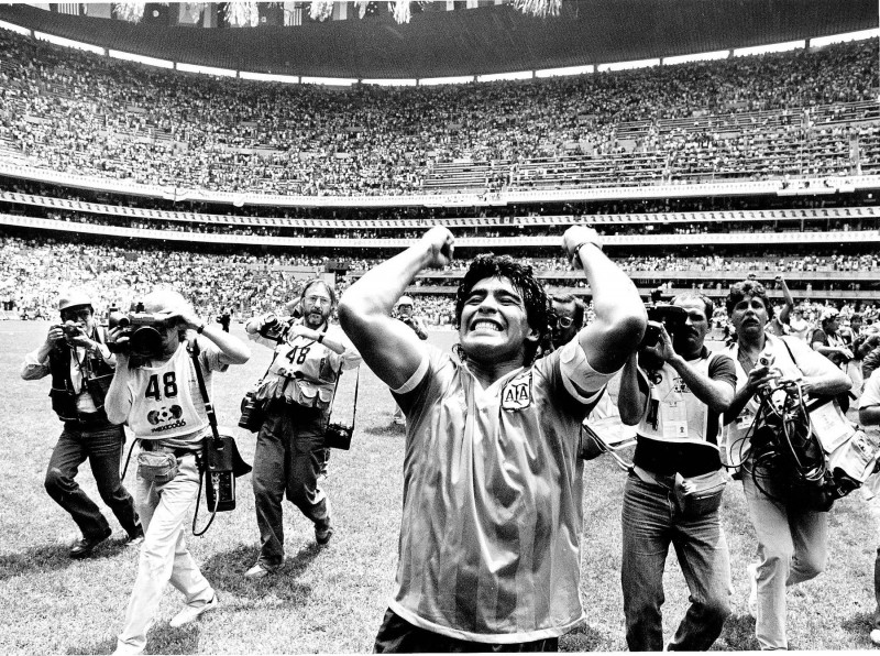 Diego Maradona, bucuros după ce a câştigat cu Argentina un meci de fotbal
