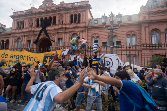 Incidente violente la funeraliile lui Diego Maradona