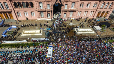 Mulțimea de fani ai lui Diego Maradona s-a adunat în fața Casa Rosada, în timpul priveghiului superstarului argentinian, pentru a își lua rămas bun