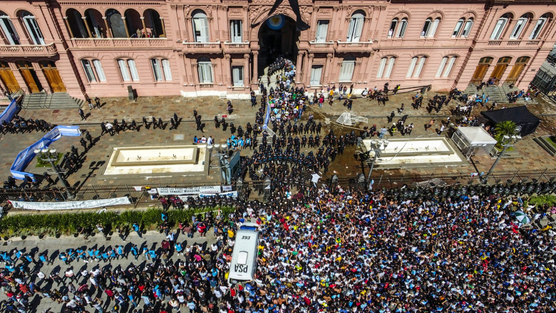 Mulțimea de fani ai lui Diego Maradona s-a adunat în fața Casa Rosada, în timpul priveghiului superstarului argentinian, pentru a își lua rămas bun