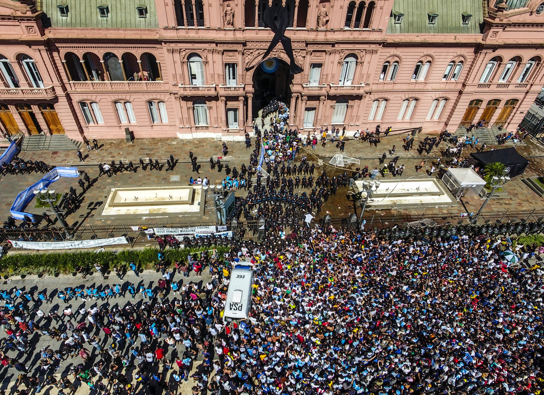 Haos la priveghiul lui Maradona. Argentinienii au încercat să ia cu asalt Casa Rosada și au fost loviți cu gaze lacrimogene