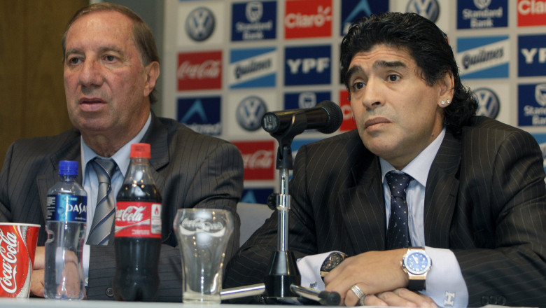 Carlos Bilardo, fostul antrenor al Argentinei şi al lui Maradona, alături de Diego Maradona, la o conferinţă de presă din 2008