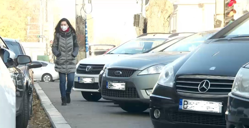 O nouă lege intră în vigoare. Mașinile parcate pe trotuar vor putea fi ridicate