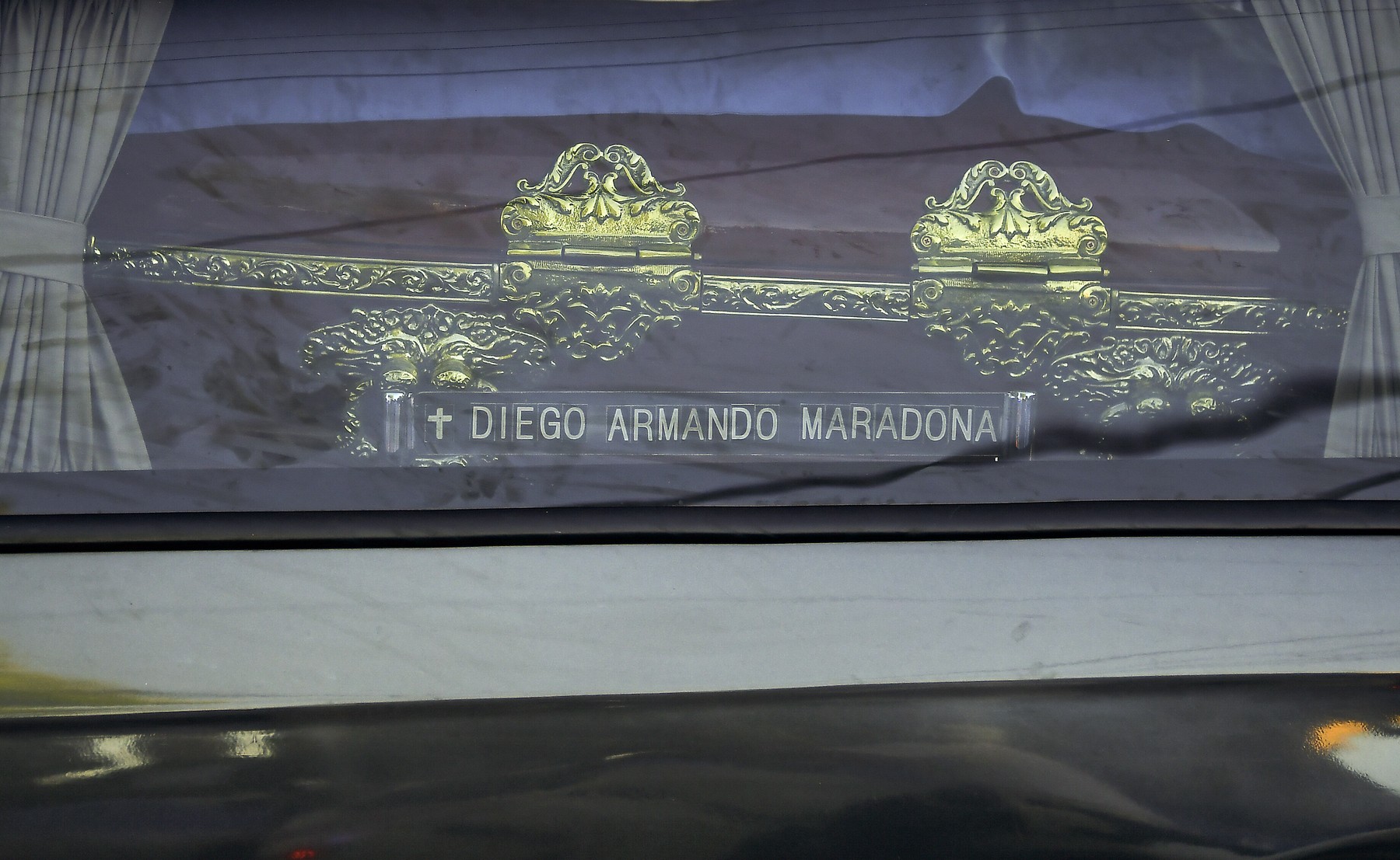 Maradona a fost înmormântat la Buenos Aires, în cripta familiei sale GALERIE FOTO