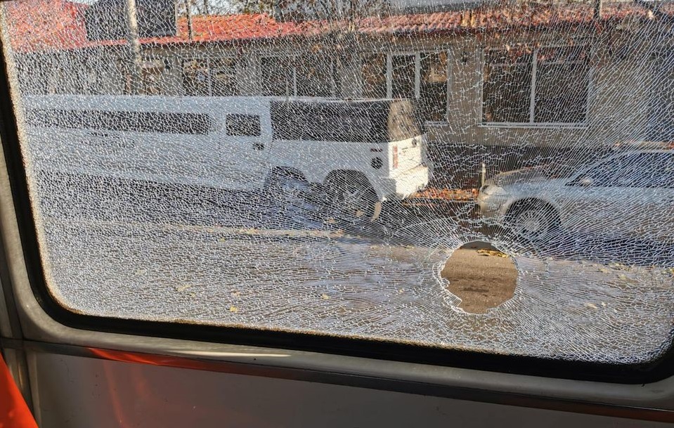 Împușcături în București. Un bărbat a tras într-un tramvai