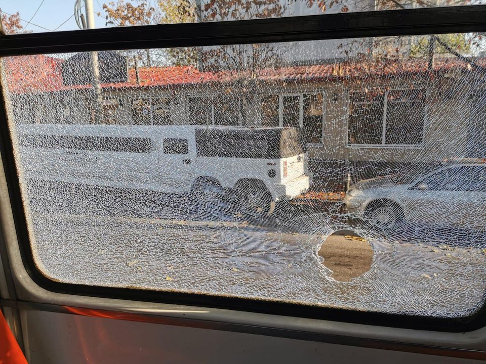 Incident bizar și periculos în București. Apare o nouă ipoteză în cazul tramvaiului cu geamurile sparte în mers
