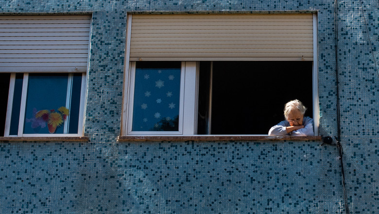 pensionara din spania, la geam